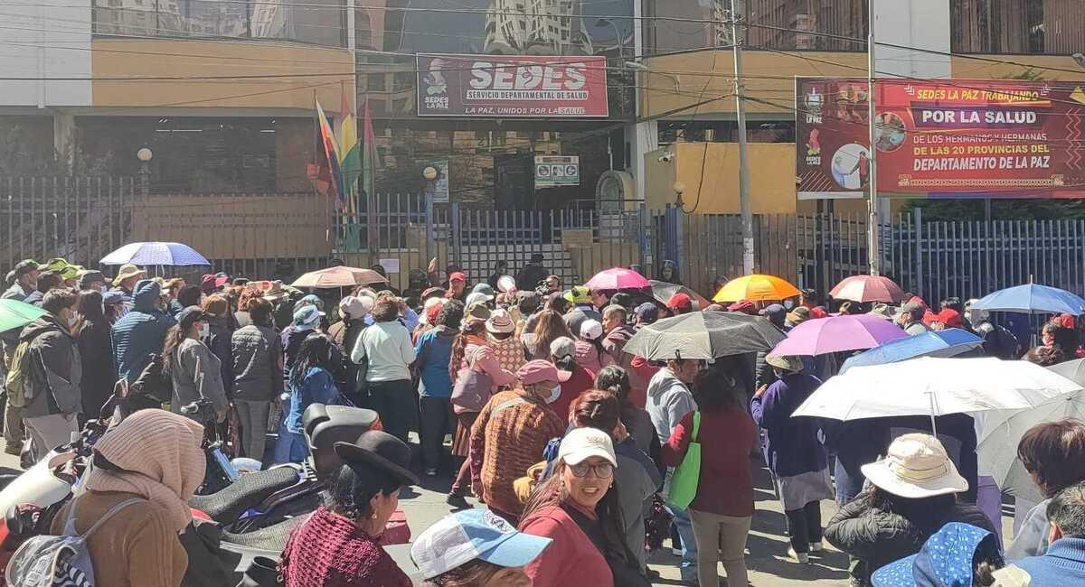 Estas protestas continuarán hasta el jueves y solo se atenderán emergencias en el Hospital de Clínicas. Foto: Facebook Sirmes La Paz