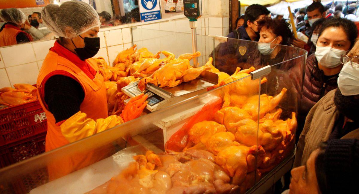 Autoridades aseguran que el precio del pollo deberá mantenerse en los próximos días. Foto: ABI