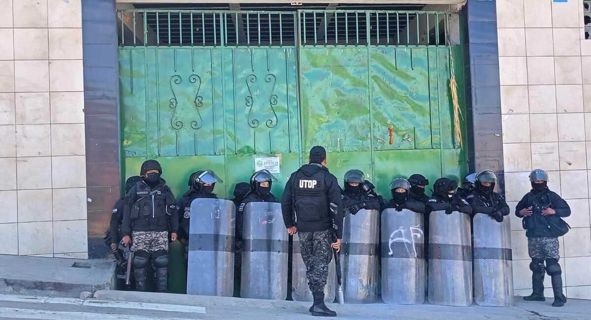 Un grupo de policías se desplazó hasta el mercado de Villa el Carmen, para proceder con el cierre. Foto: Facebook Juan Carlos Mamani - Bolivia