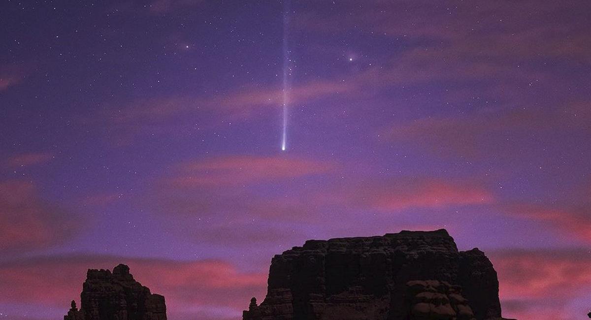 El color verde del cometa sorprendió durante las madrugadas en el cielo. Foto: Twitter Captura @NuestroDiario