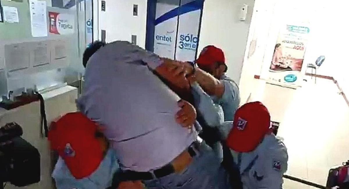 Héctor Arce intentó evadir a los guardias de seguridad para inspeccionar las instalaciones. Foto: Twitter Captura video @kiske_one