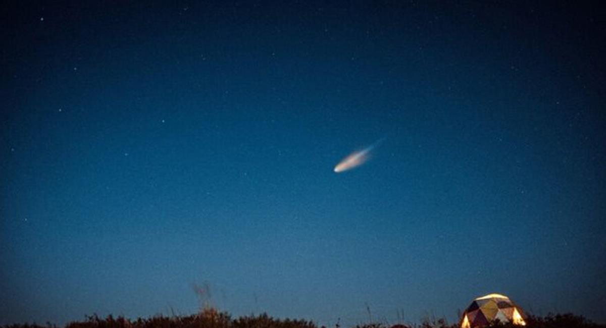 Los astrónomos quedan fascinados con la forma "inusual" que tiene el "Cometa Diablo". Foto: Twitter Captura @AztecaNoticias