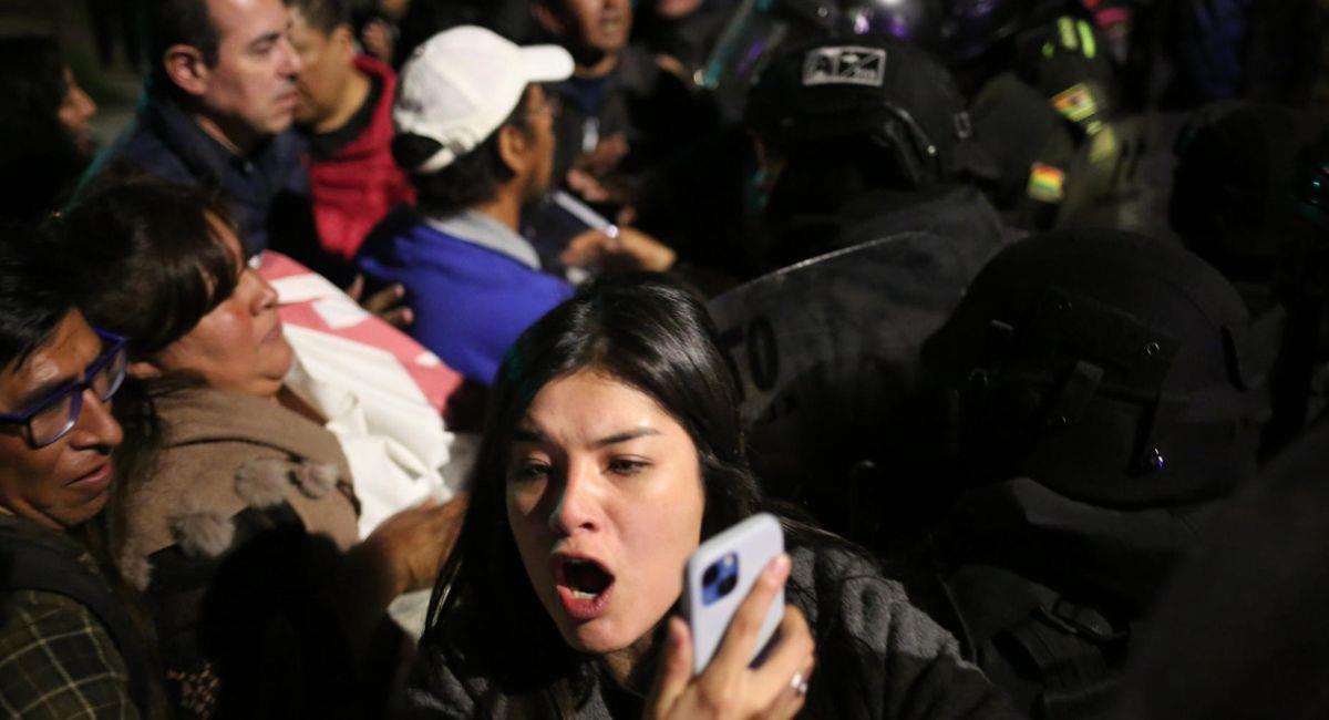 Tras enterarse de lo ocurrido con el TSE, grupos "evistas" protestaron en La Paz cerca de las oficinas del ente electoral. Foto: EFE