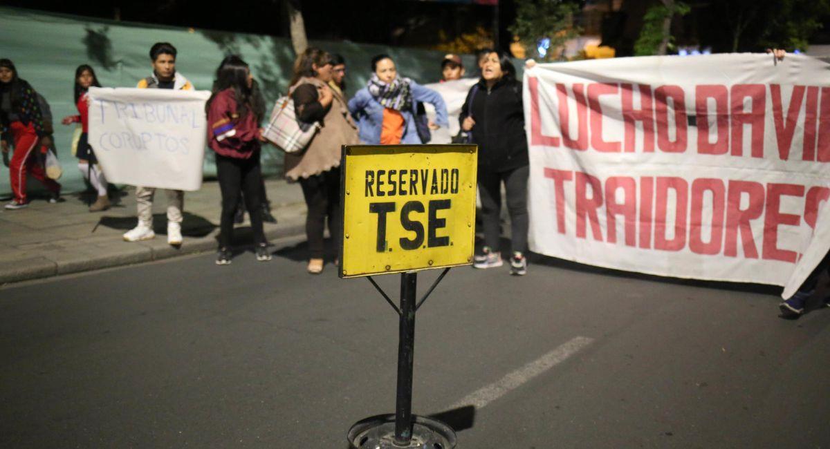 Tras enterarse de la determinación del TSE, evistas salieron a protestar. El TSE sostiene que su decisión es unánime. Foto: EFE