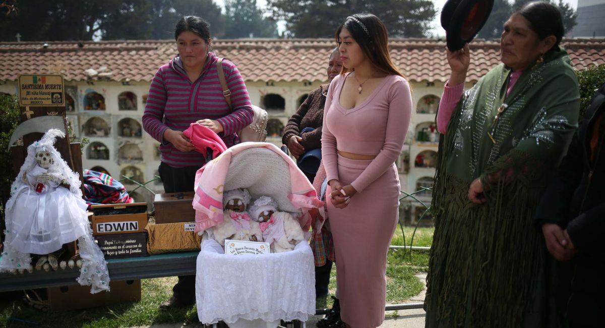 Las "ñatitas" fueron homenajeadas en el Cementerio de La Paz por sus bendiciones. Foto: EFE