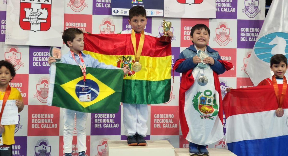 "Fue muy divertido", dijo el Triple Campeón panamericano escolar de ajedrez tras ganar medallas de oro. Foto: Twitter Captura @CesarDockweiler