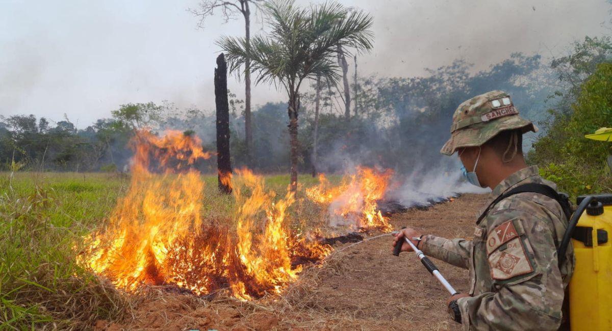 Los pobladores advierten que el fuego podría llegar a una fuente de agua natural. Foto: Facebook Ministerio de Defensa