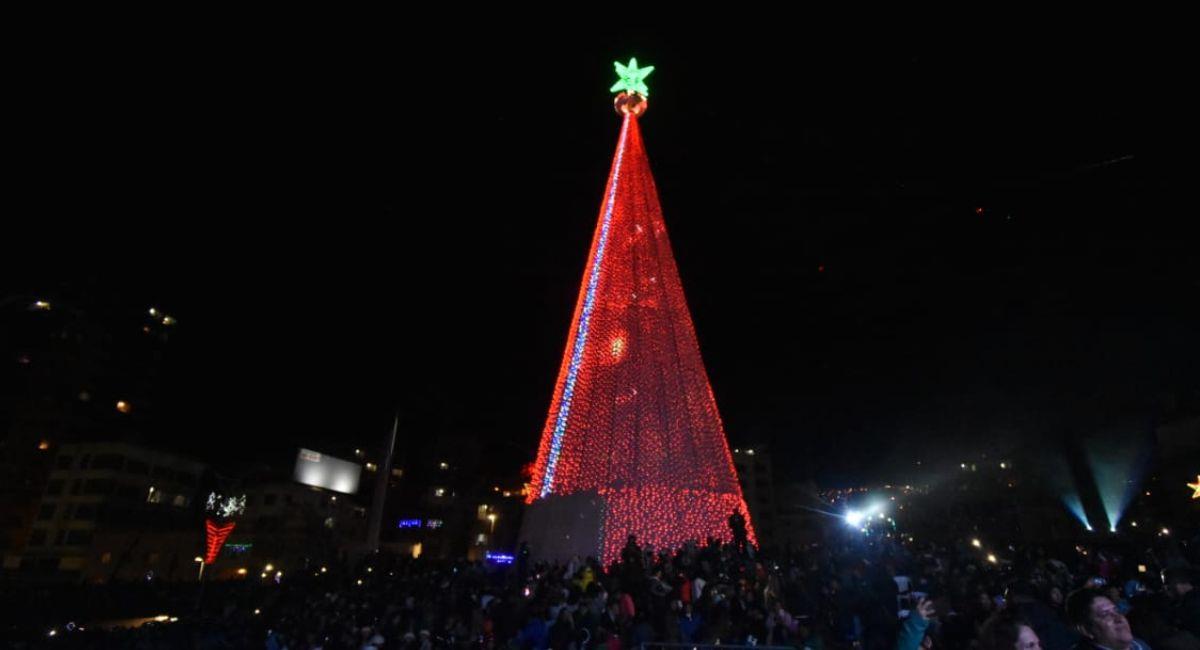 El árbol navideño está ubicado en la ciudad de La Paz, y cuenta con 36 metros de altura. Foto: Facebook AMUN