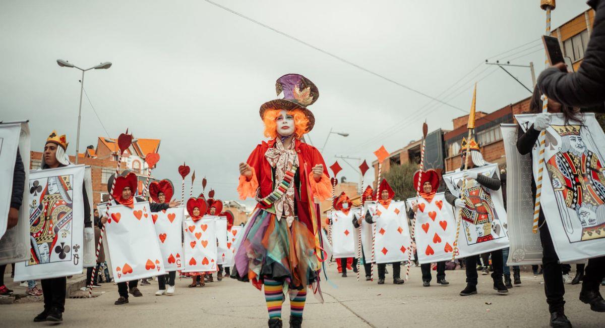 En el desfile navideño de El Alto se pudo apreciar la alegría de al menos 48 grupos. Foto: Facebook GAMEA