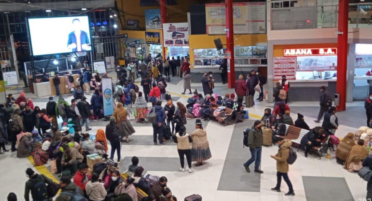El Terminal de Buses por las fiestas de Fin de Año aumentó el flujo de viajeros. Foto: Twitter @TerminalLaPaz