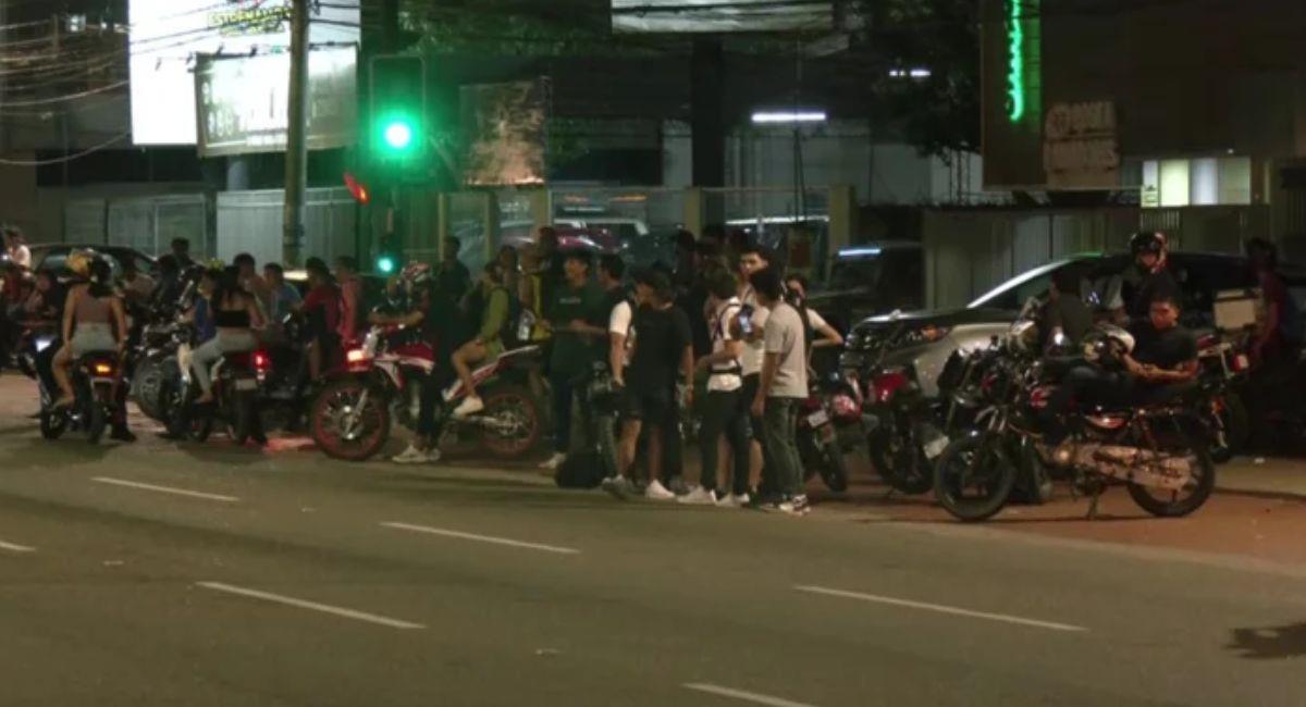 Las autoridades solo despejaron la avenida y fueron abucheados por los jóvenes que van a las carreras. Foto: Twitter Captura @RedUno.