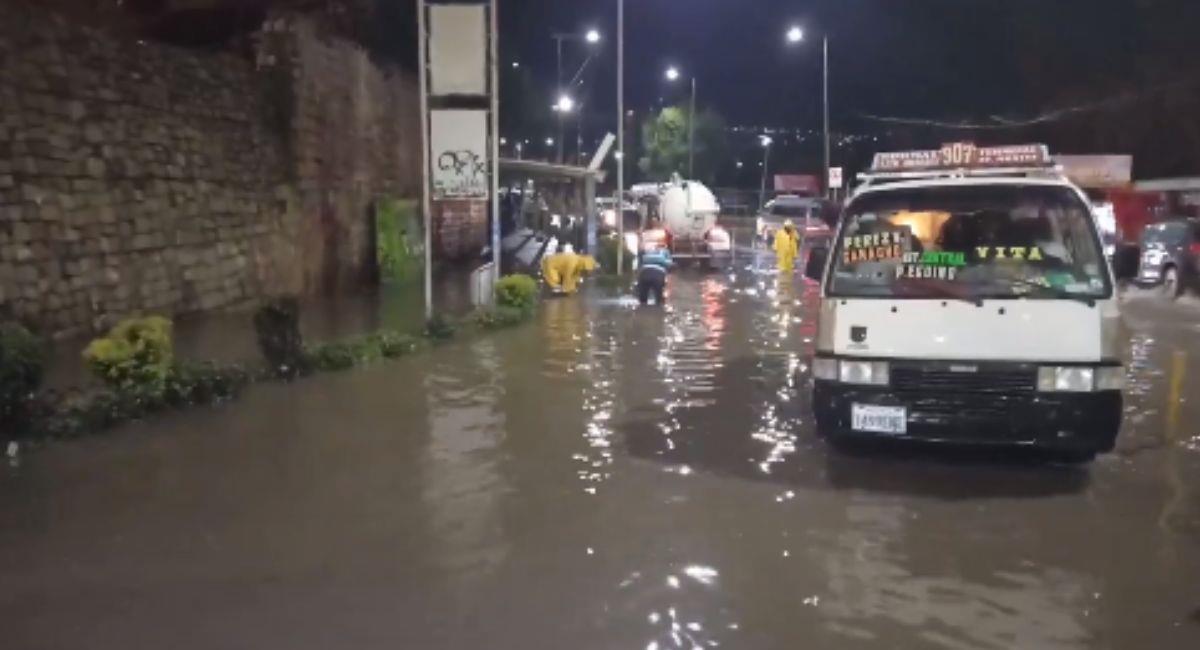 Calles y avenidas resultaron anegadas por la fuerte lluvia y granizo durante la noche de este jueves. Foto: Twitter Captura vídeo RRSS.