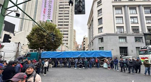 Transporte pesado protesta en La Paz contra los bloqueos de carreteras