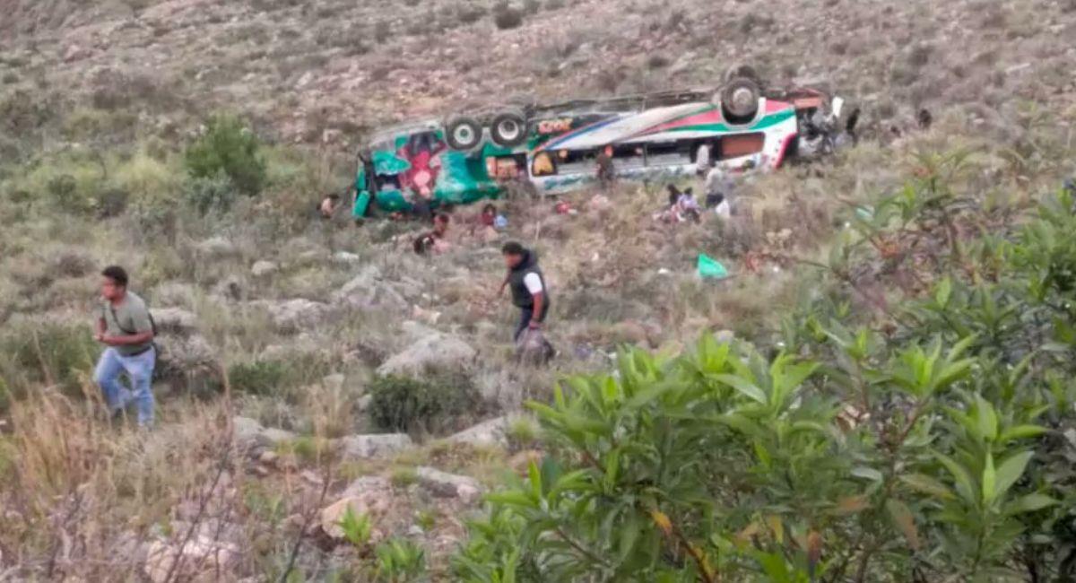 El bus se embarrancó cuando iba en la zona sombrerito y debía llegar a ciudad Villazón en Potosí. Foto: Twitter Captura @ATBDigital