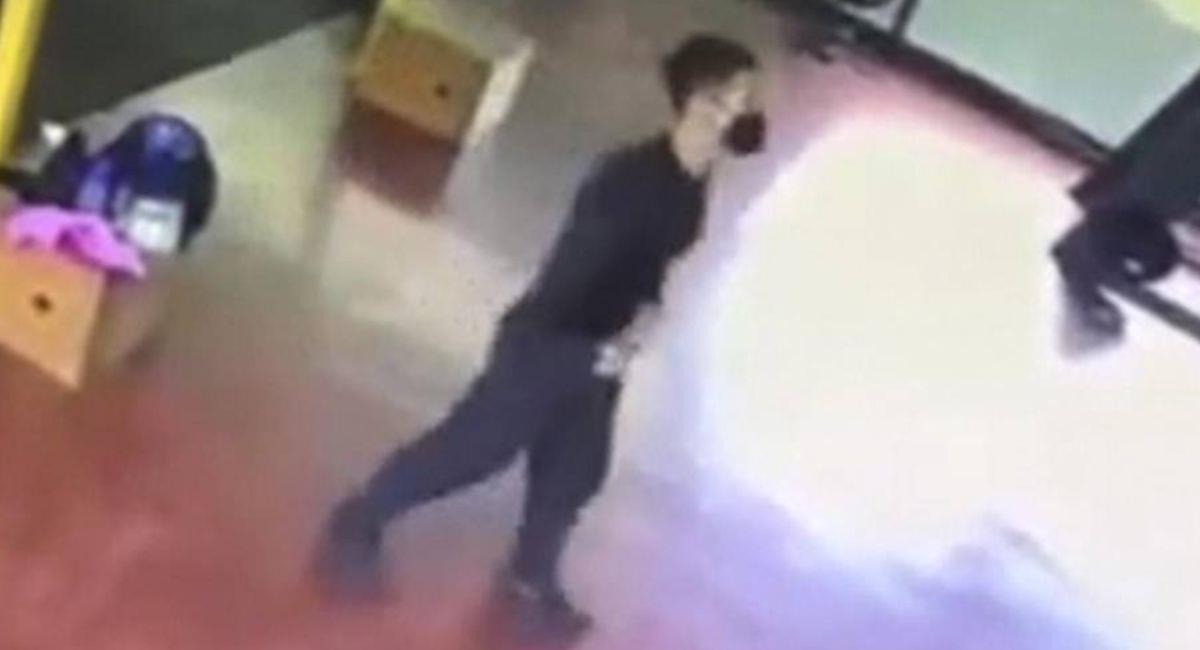 El joven salió despavorido del gimnasio tras ser "atacado" por una fuerza "invisible". Foto: Twitter Captura vídeo