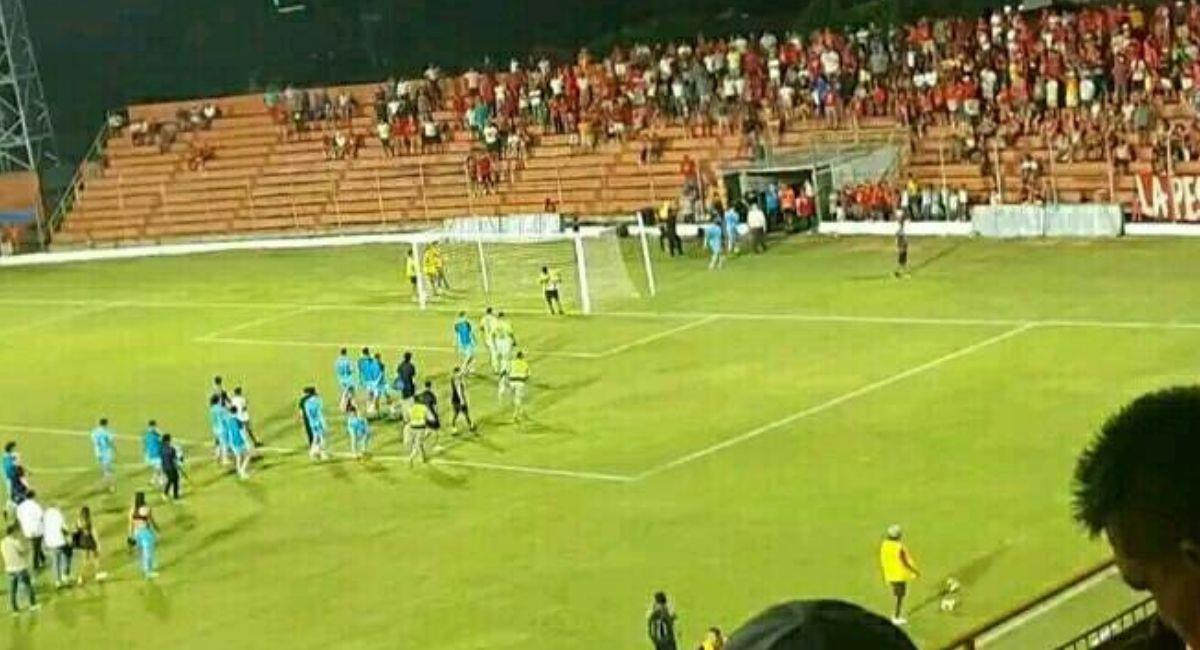 Los hinchas también ingresaron al campo deportivo y terminaron a los golpes contra todo. Foto: Twitter @FutbolBolivia_