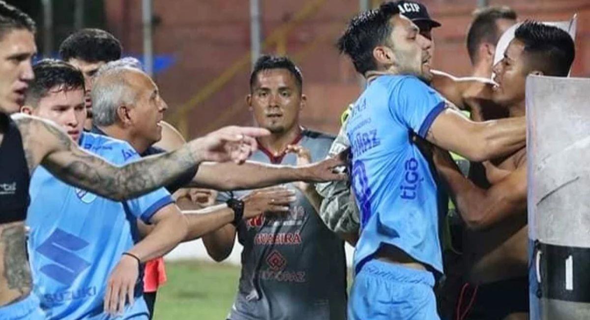 Los jugadores de ambos equipos reaccionaron de forma violenta en el campo deportivo. Foto: Twitter Captura vídeo.