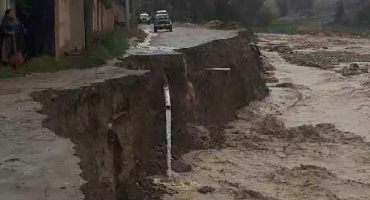 Aumentó el caudal en la localidad de Lipari, en el municipio Mecapaca y cedió el manto asfáltico. Foto: Twitter Captura video RRSS.