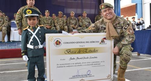 El Ejército entregó una beca de estudios a Justin Jhamil Chocllo