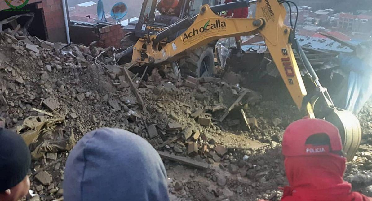 Una mujer y sus dos hijos murieron aplastados luego de que la tierra derribara el muro de su vivienda. Foto: Facebook Policía Boliviana