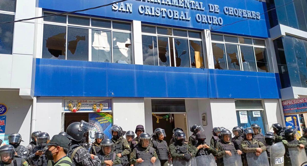 Las protestas llegaron a su punto álgido cuando universitarios de la UTO choferes se enfrentaron. Foto: Facebook PUNTO FINAL Oruro-Bolivia