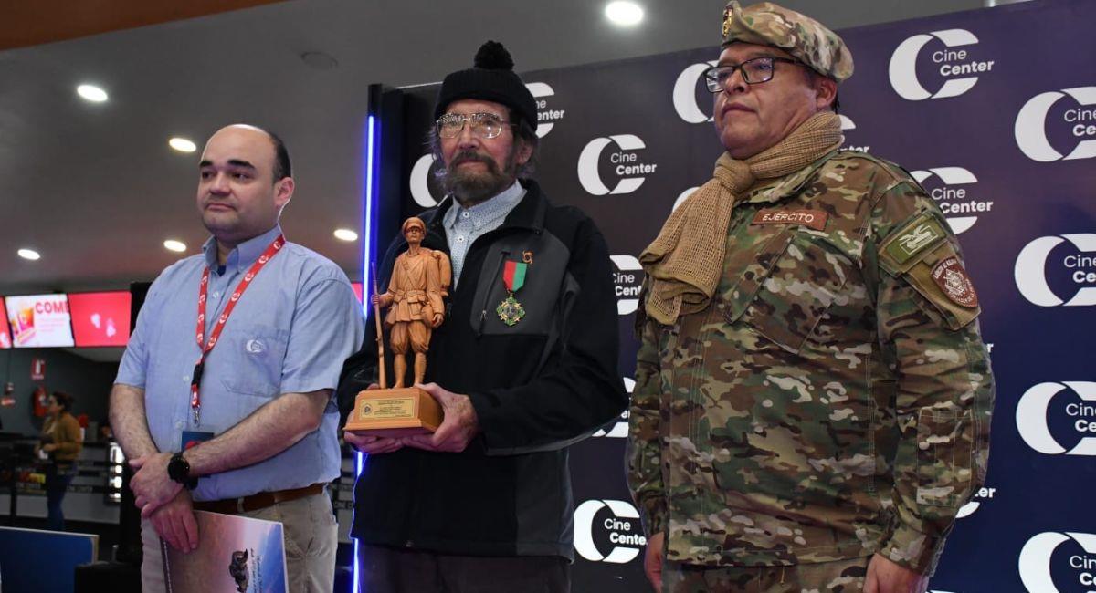 El reconocimiento fue entregado en el marco de la premier de la película “Los viejos soldados”. Foto: Facebook Ejército de Bolivia