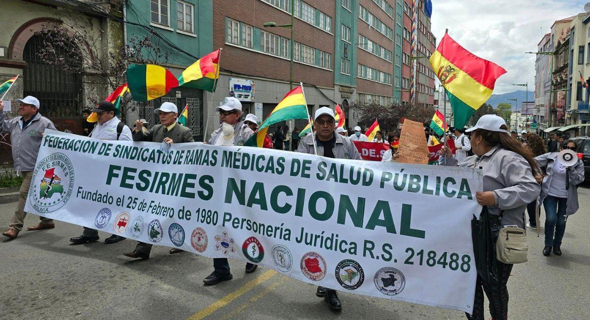 Con carteles y banderas de Bolivia, los médicos y personal de salud se desplegaron en la urbe paceña. Foto: Facebook Fesirmes Nacional