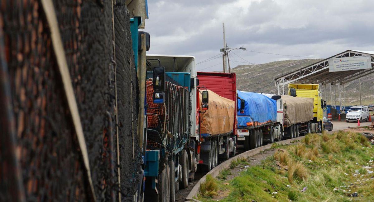Las largas filas para los camiones de carga pesada en ambos lados, desaparecerán con la atención 24 horas. Foto: Twitter Captura vía @panbolivia