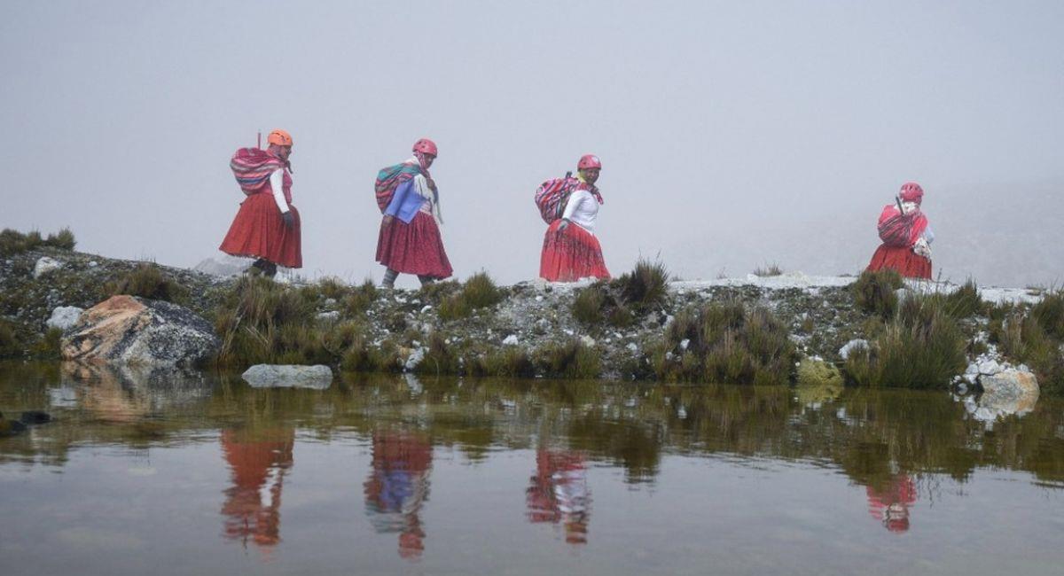 Las Cholitas escaladoras buscan apoyo financiero para poder escalar el Monte Everest. Foto: Twitter Captura referencial vía @AztecaNoticias