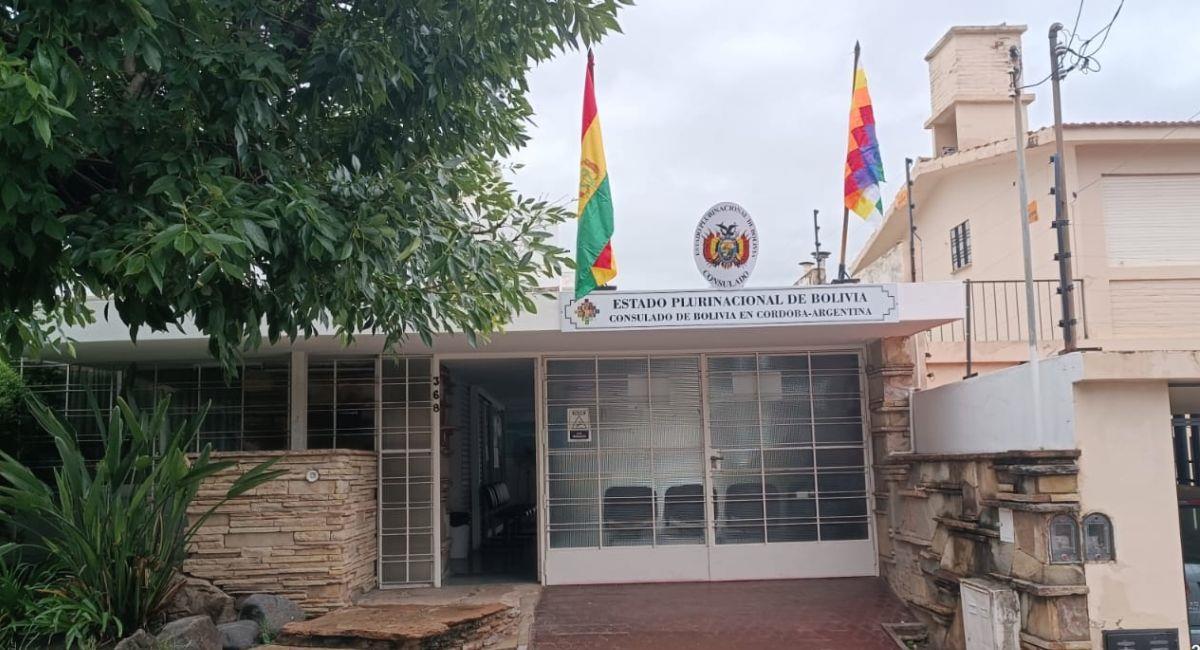 Los ciudadanos deben acudir a las embajadas para tramitar una certificación que justifique su ausencia. Foto: Facebook Consulado de Bolivia en Córdoba - Argentina