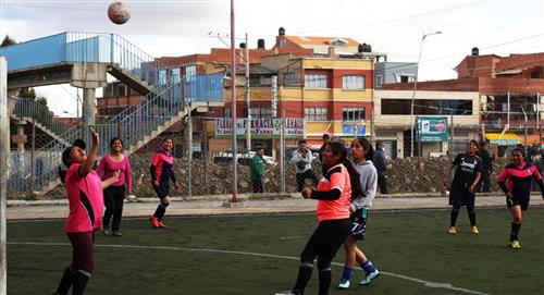 Abren escuela de fútbol para mujeres en El Alto 