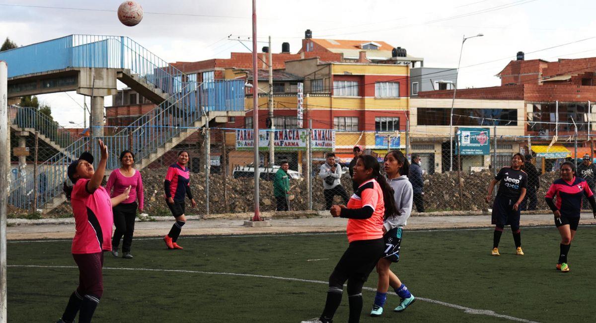 La escuela formadora trabaja con 15 niñas y unas 50 adolescentes que aman el fútbol. Foto: EFE