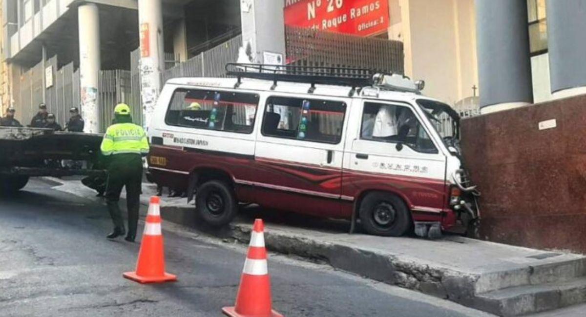 El omnibús llevaba pasajeros y perdió los frenos mientras transitaba por la calle Genaro Sanjínez, del centro paceño. Foto: Twitter Captura @Unitel.