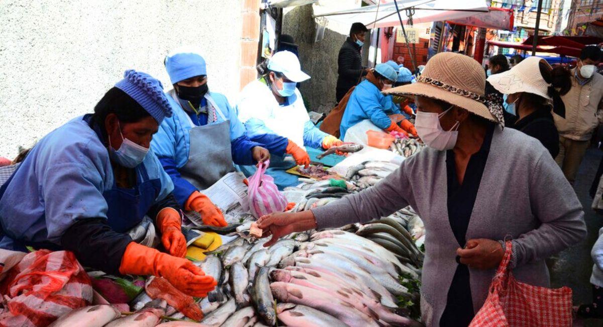 Los operativos de control en los mercados incrementaron debido a la venta de pescado y mariscos. Foto: ABI