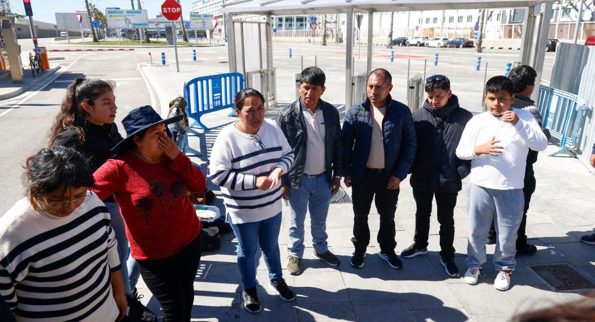 El grupo de 69 bolivianos pudo descender del crucero en Barcelona e iniciarán un trámite de deportación. Foto: EFE