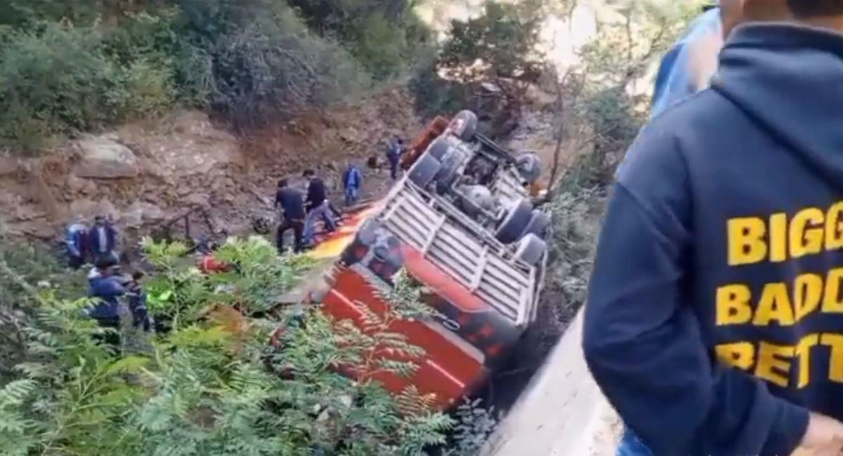 El bus de Villa Imperial cayó 20 metros de profundidad. Autoridades reportan 6 personas fallecidas. Foto: Twitter Captura video @RadioAcer.
