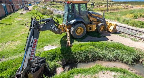 Perú empezó a limpiar su lado del Lago Titicaca 