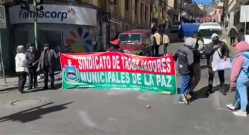 Trabajadores municipales bloquean La Paz en contra del acoso laboral